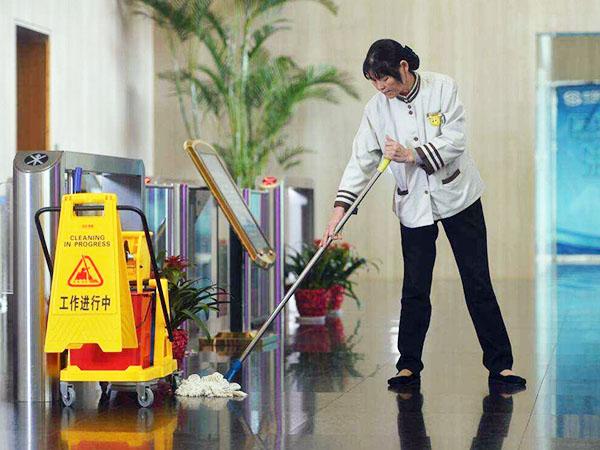 為什么現(xiàn)在很多企業(yè)保潔選擇托管，而不是自招呢？